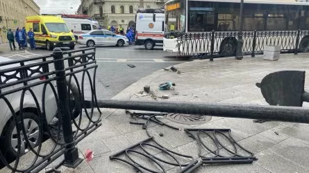 Автобус с пассажирами упал в реку в Петербурге: есть жертвы