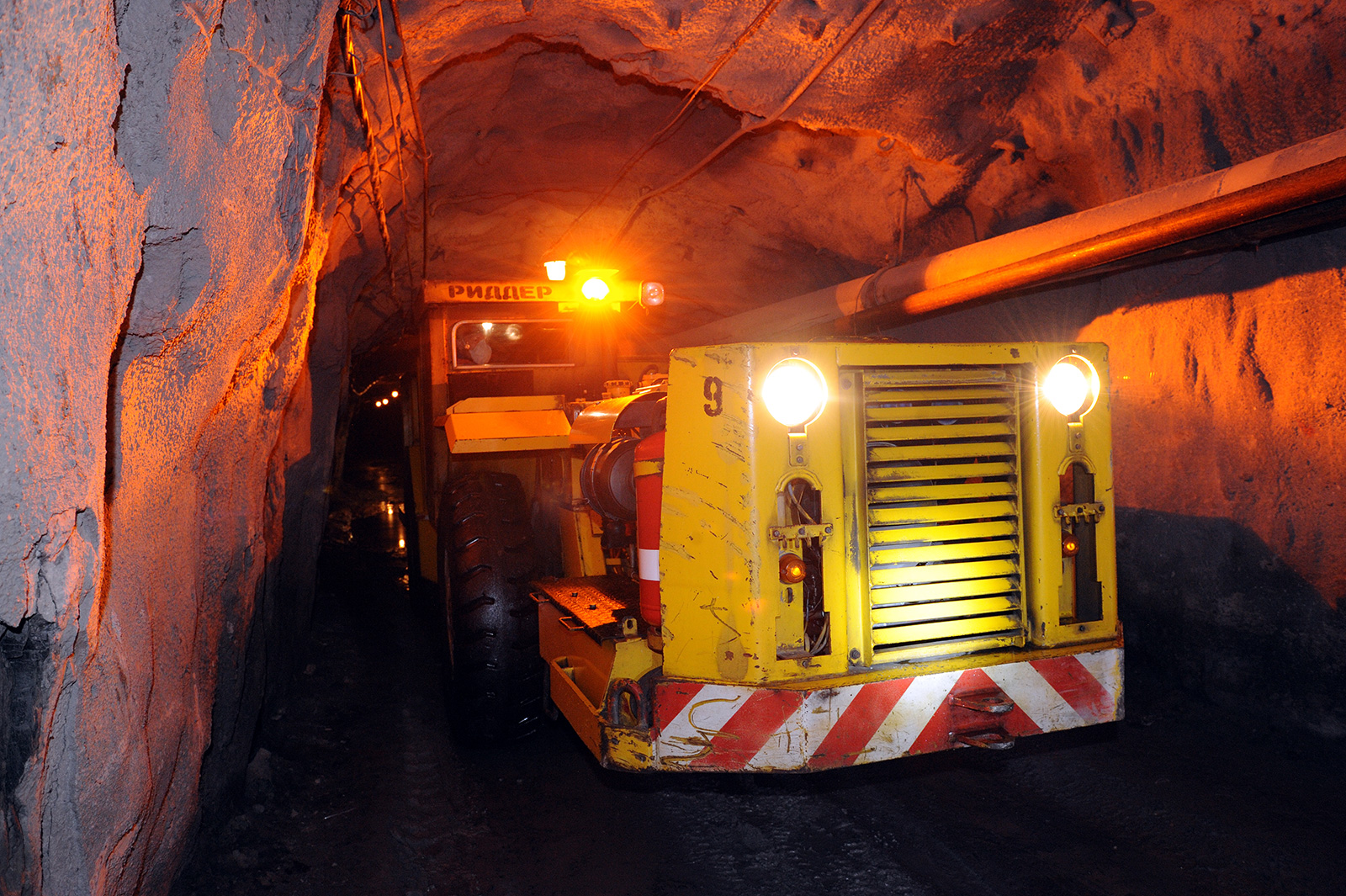 На руднике "Казцинка" в ВКО продолжаются поиски рабочего под завалами