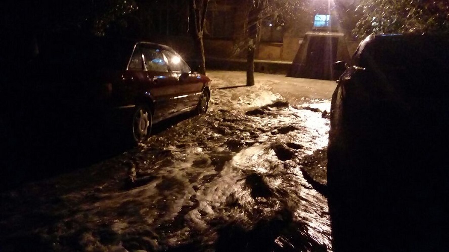 Потоки воды после ливня прошли через город Балхаш до одноименного озера