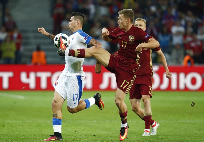 Евро-2016: Защитники Словакии и России соревновались в ошибках  