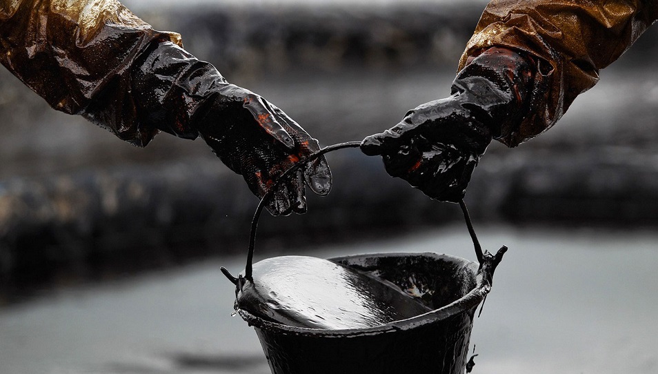 Цены на нефть могут обвалиться, потянув за собой тенге  