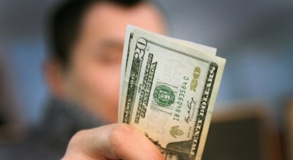 Назван курс доллара в обменных пунктах Алматы и Нур-Султана 