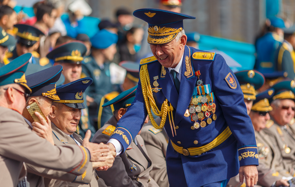 7 мая можно. Парад Победы в Казахстане. Казахстан Карулы Куштер. Парад в Казахстане 9 мая. Казахстанский военный на параде.