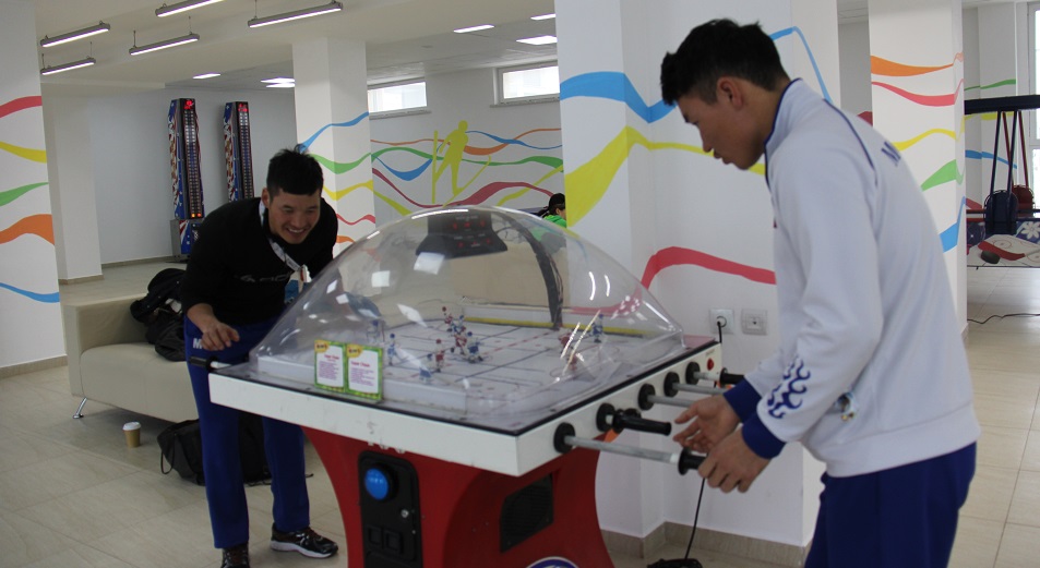 На Универсиаде в Атлетической деревне спортсмены покупают чипсы и играют на автоматах