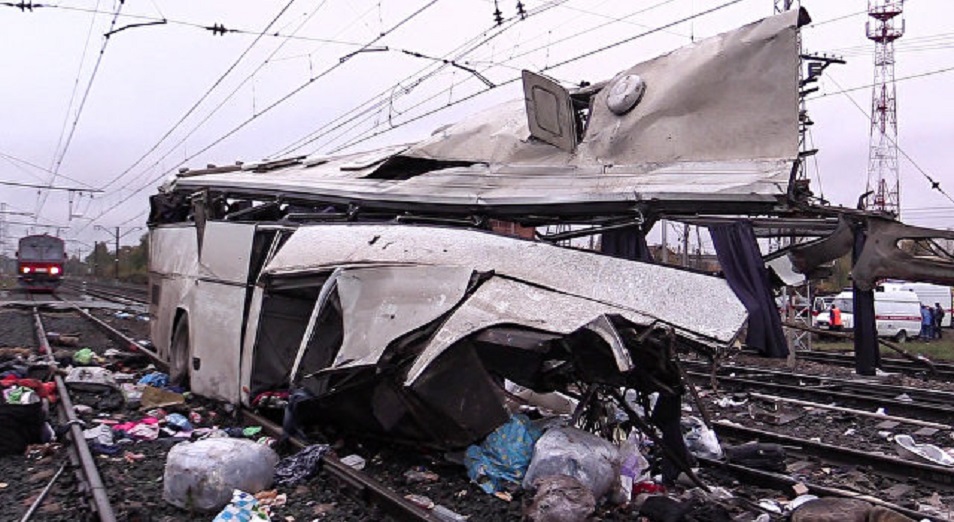 Автобус из ЮКО попал под поезд под Покровом 