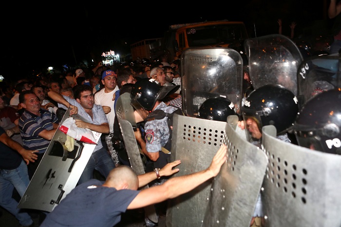 В Ереване возобновились акции протеста  