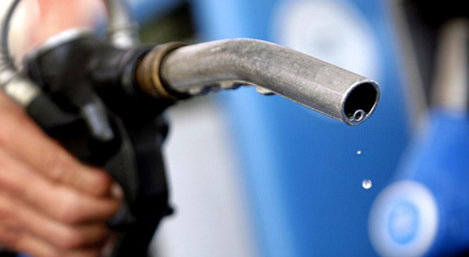 Цена бензина в США упала ниже $4 за галлон