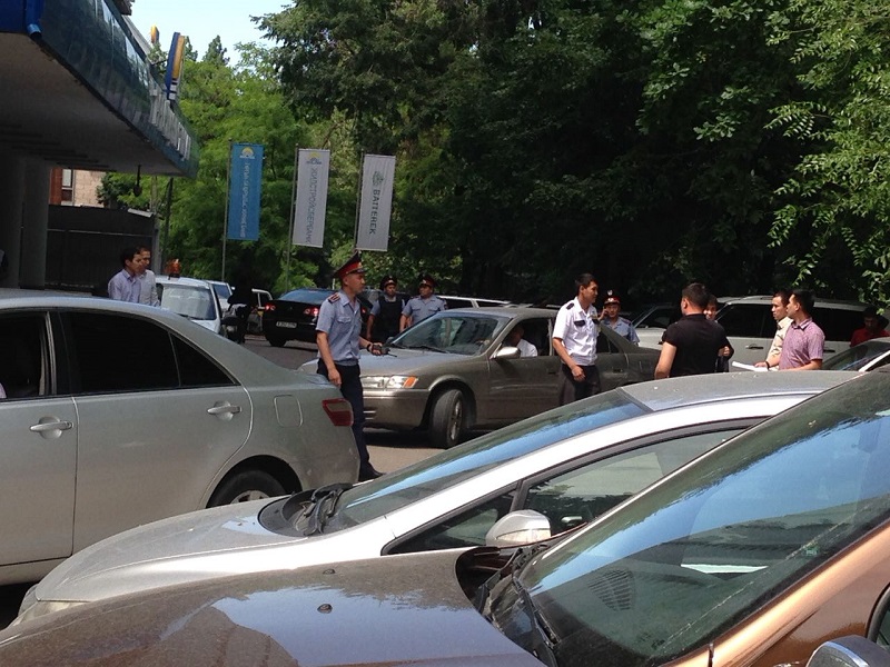 Полиция эвакуирует сотрудников Жилстройсбербанка в Алматы 