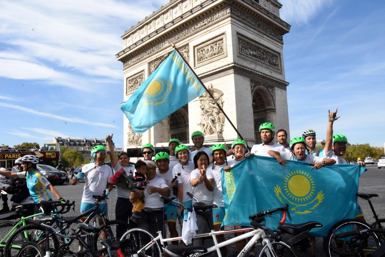 В Париже завершился веломарафон с участием слабовидящих казахстанцев 