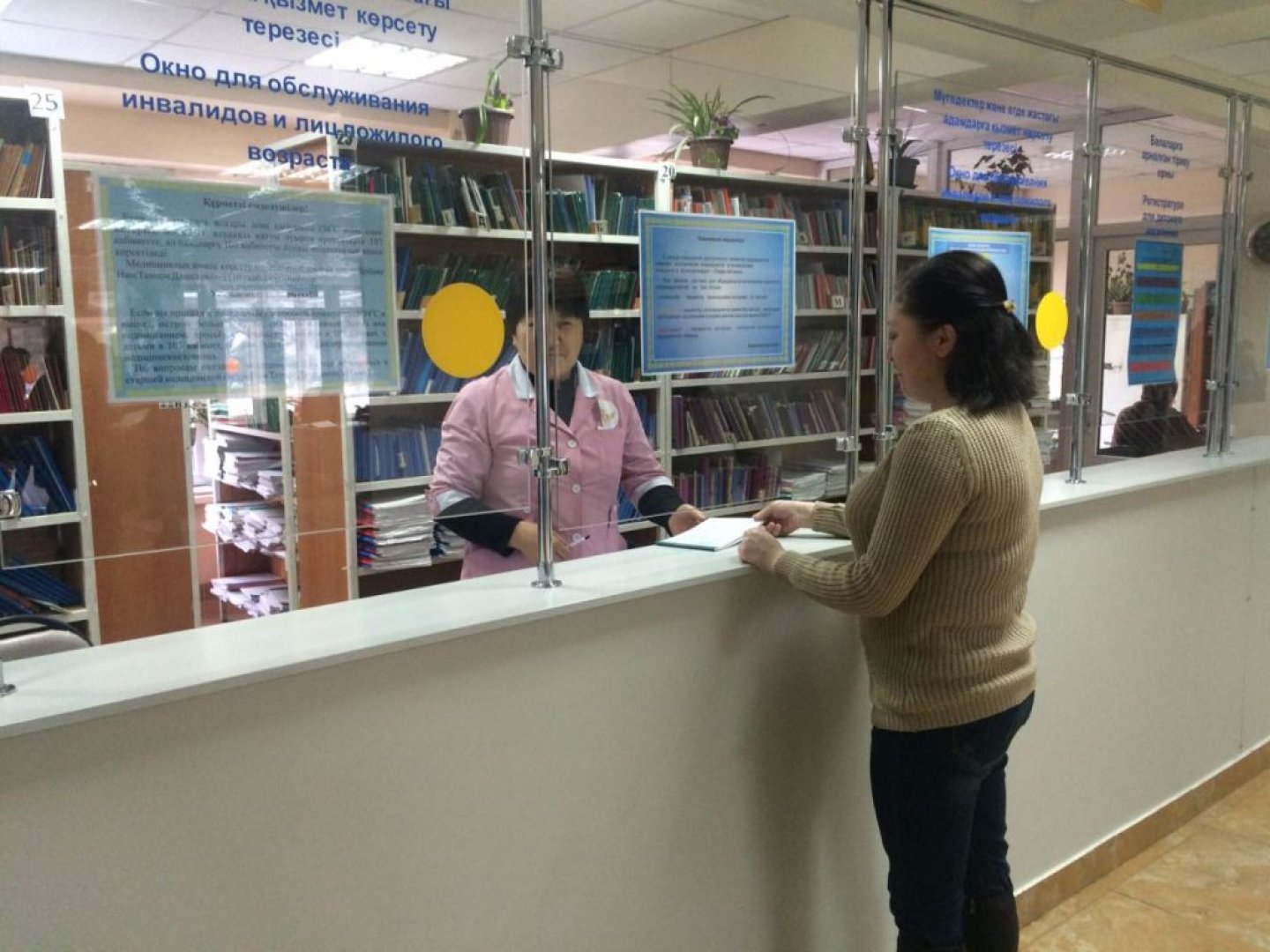 Поликлиники Алматы перейдут на безбумажный формат до конца года