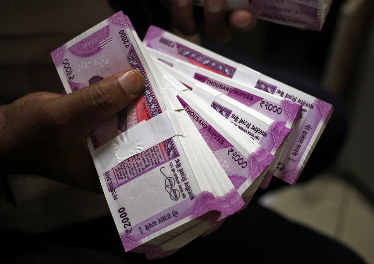 Индийская рупия обвалилась до рекордно низкого уровня