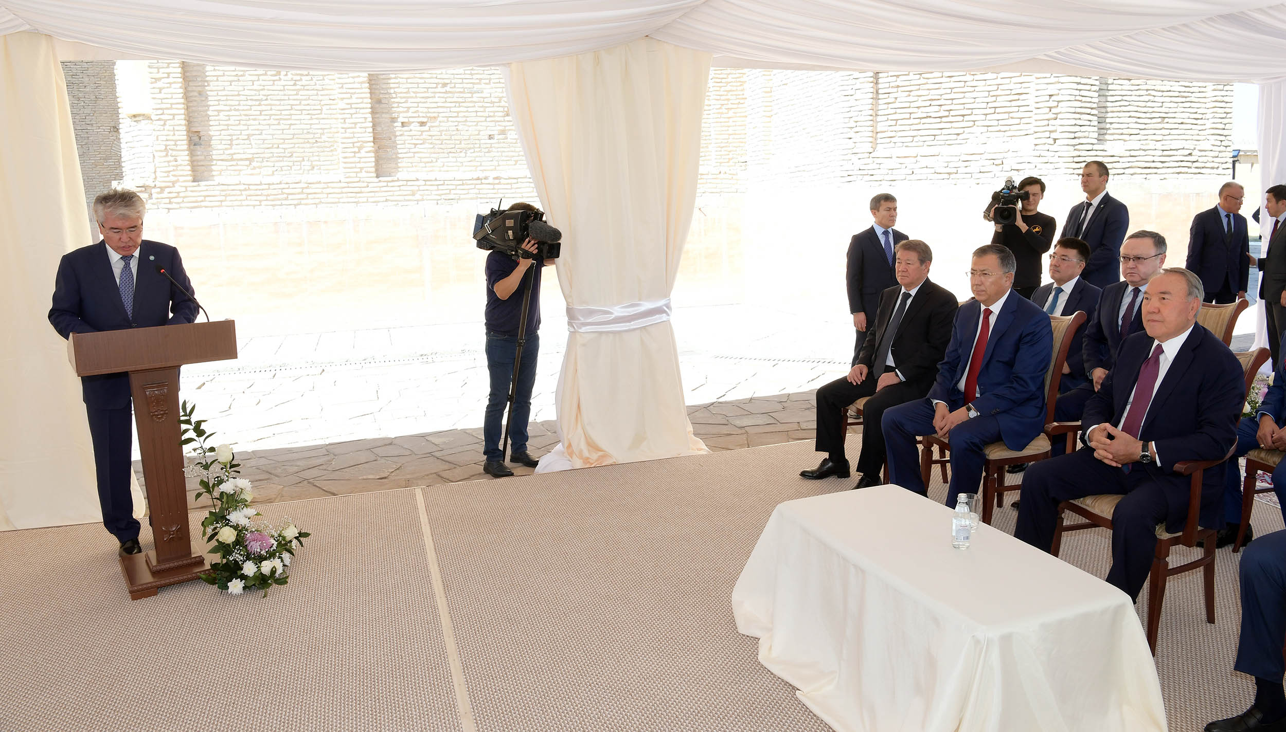 Назарбаев посетил мавзолей Ходжа Ахмеда Ясави в Туркестане 