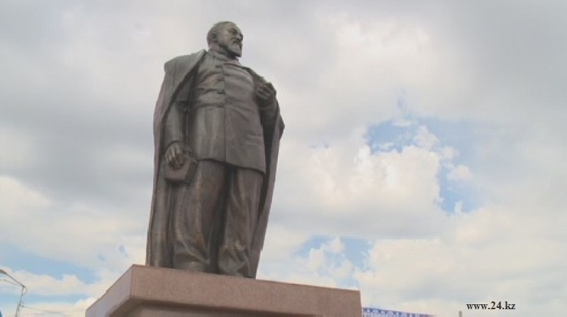 Еще один памятник Абаю Кунанбаеву открыли в ВКО