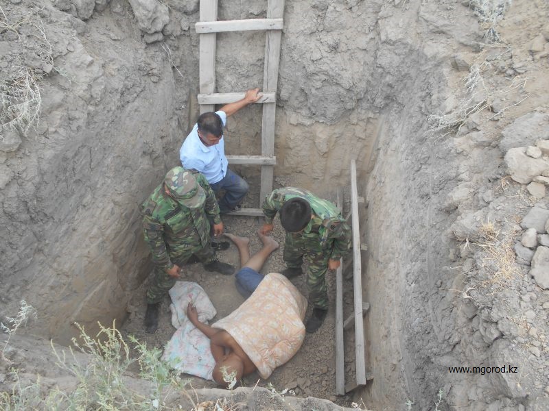 В Атырау незрячий упал в трехметровую яму