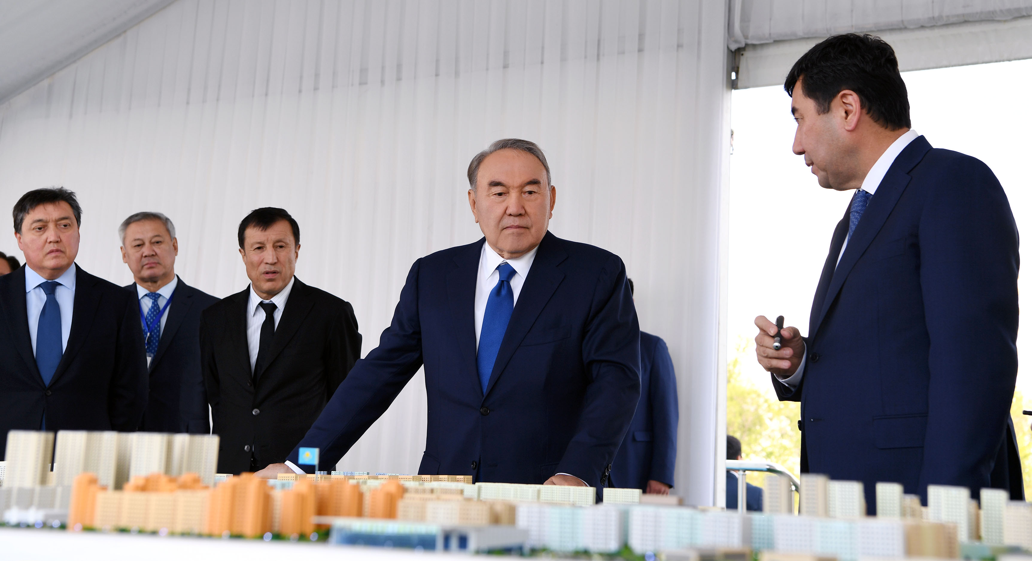 Президент РК ознакомился с ходом строительства нового центра Караганды