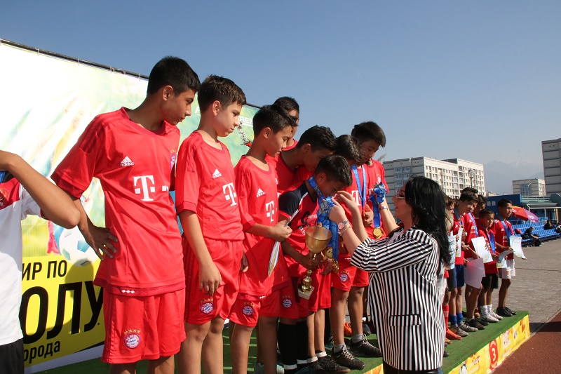 На Almaty Arena около 60 команд школьников сыграли в футбол