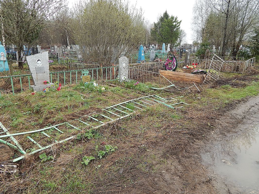 В Атырау вандалы разграбили кладбище