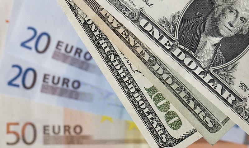 Доллар продолжает укрепляться к евро и иене