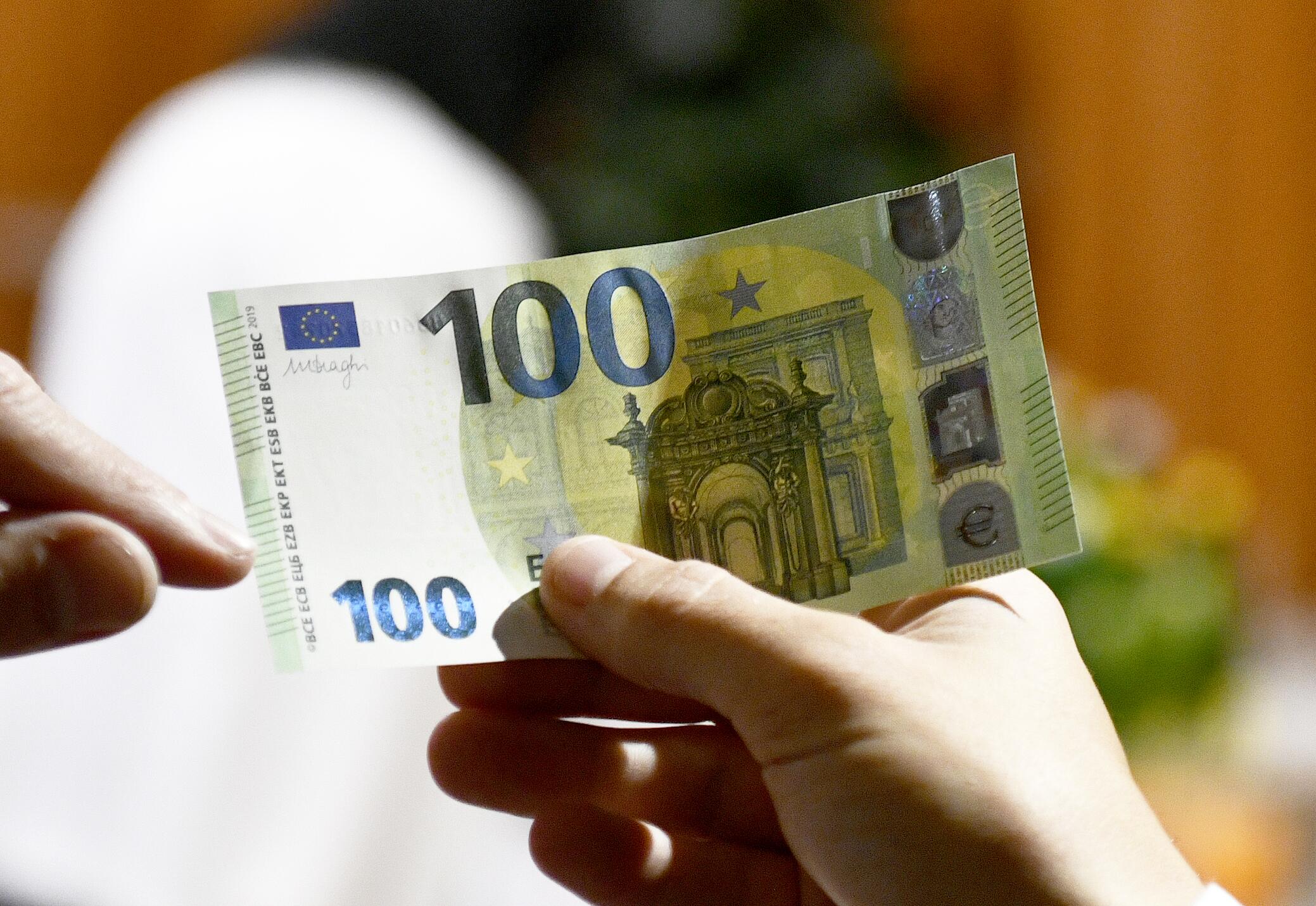 ЕЦБ представил новые банкноты номиналом €100 и €200