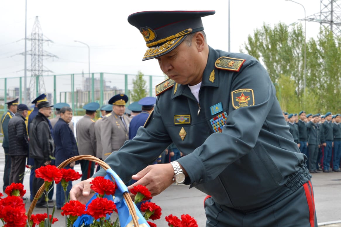 В Астане прошел митинг, посвященный памяти первого министра обороны Казахстана