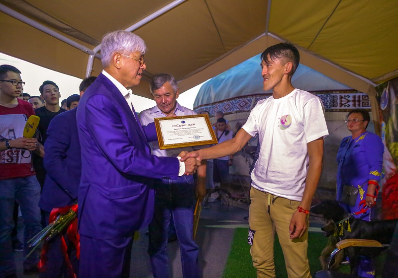 Мастер вязания из Алматинской области установил мировой рекорд