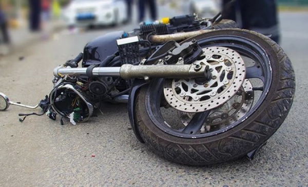 Мотоциклист врезался в Volkswagen в Алматы
