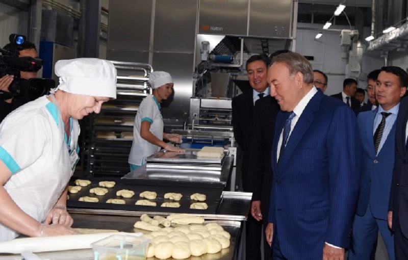 Нурсултан Назарбаев посетил индустриальную зону в Атырауской области 
