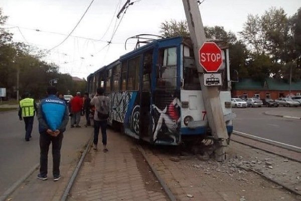 В Усть-Каменогорске трамвай сошел с рельсов и врезался в столб