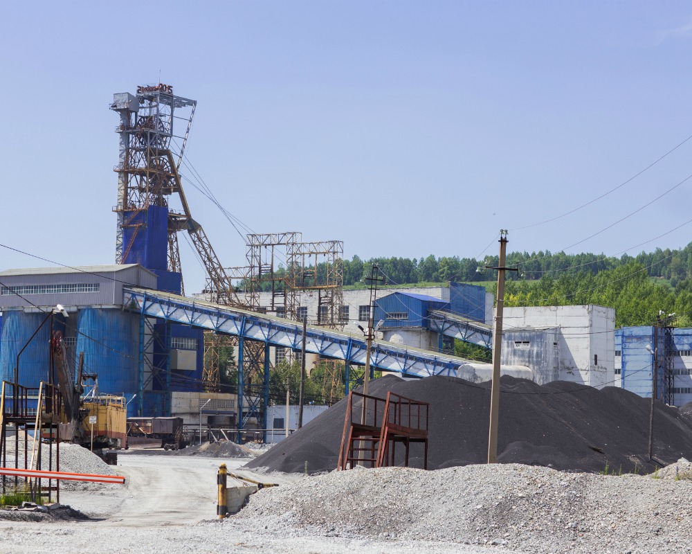 На Тишинском руднике второй день спасают машиниста из-под завала