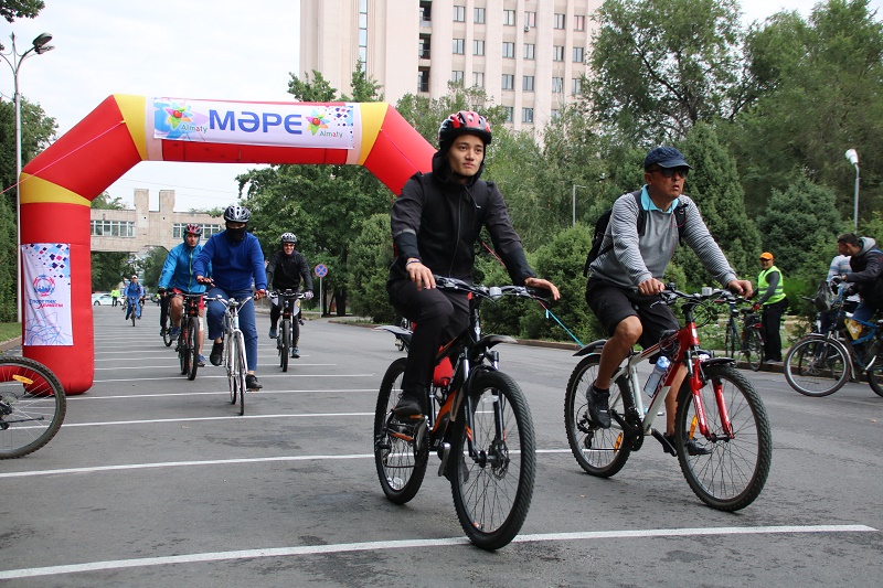 В Алматы прошел первый осенний велопробег