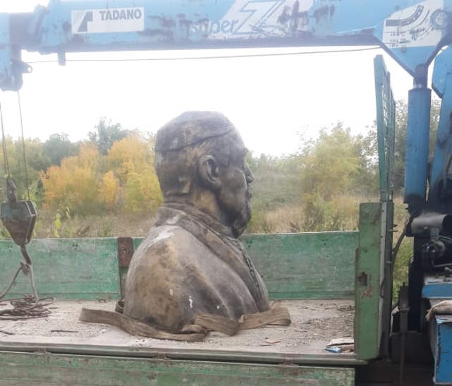 Акимат Усть-Каменогорска приобрел бюст Абая, который лежал на свалке