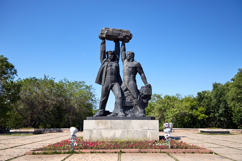 Оскверненный вандалами памятник шахтерам восстановили в Караганде