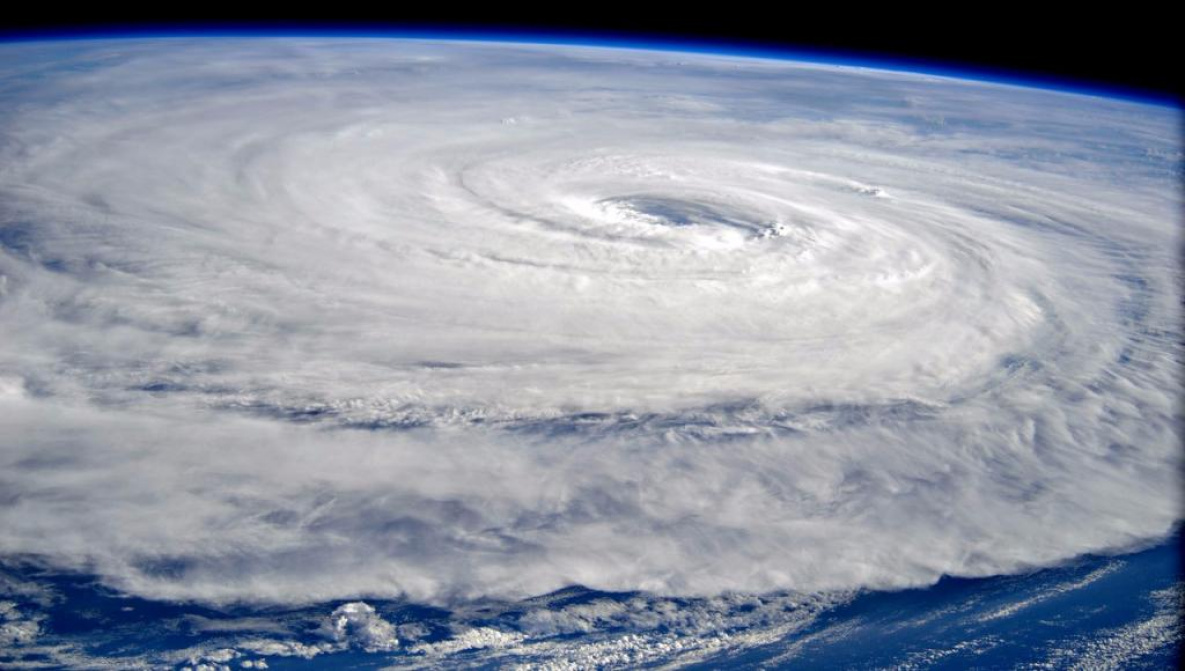 На юге Китая ввели наивысший уровень опасности из-за тайфуна "Мангхут"