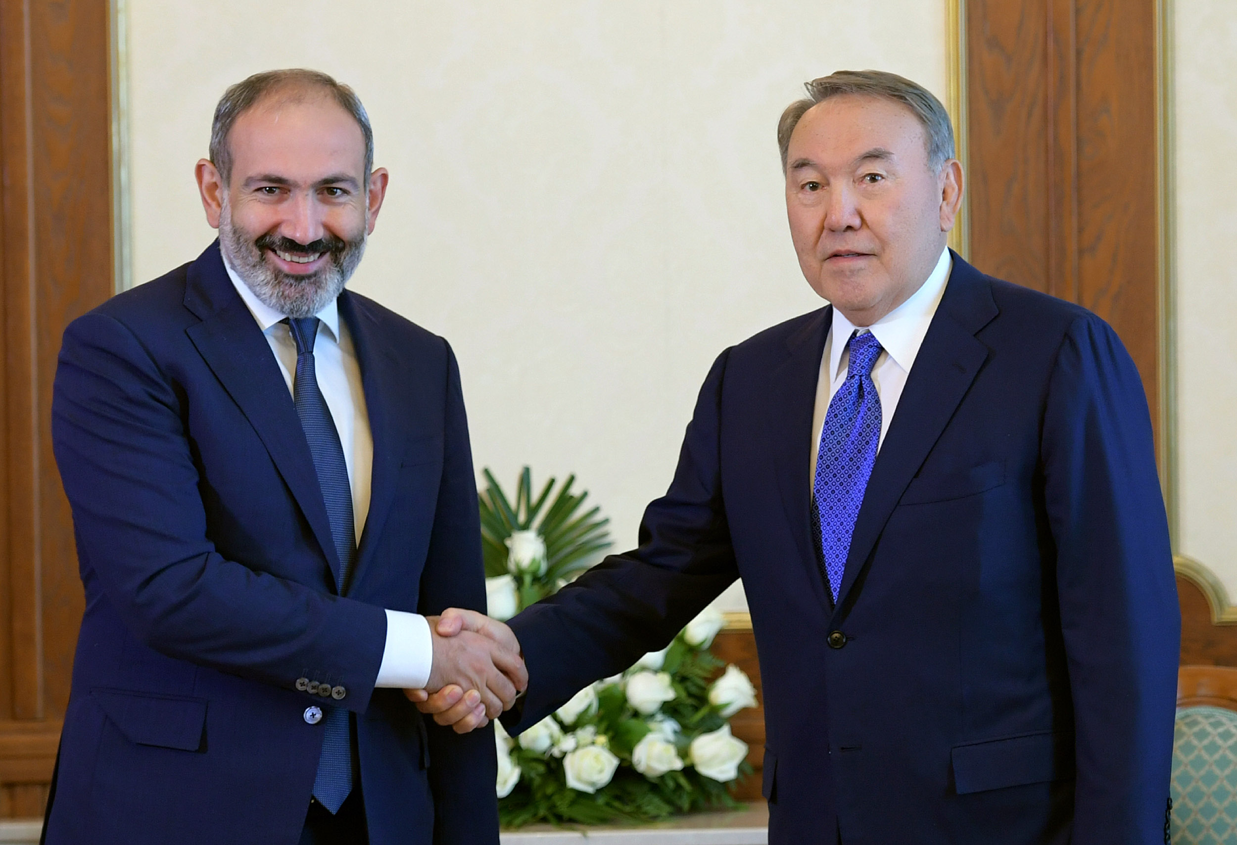 Назарбаев и премьер Армении на встрече в Душанбе высказались за укрепление двусторонних связей 