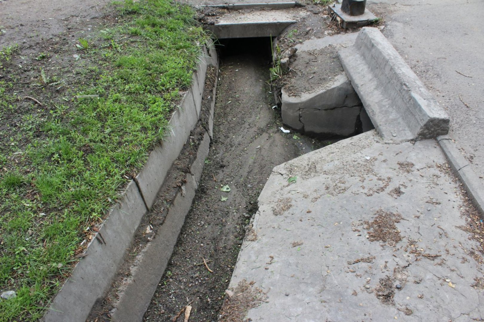 Аким Алматы поручил восстановить за счет подрядчиков разрушенные за зиму городские арыки