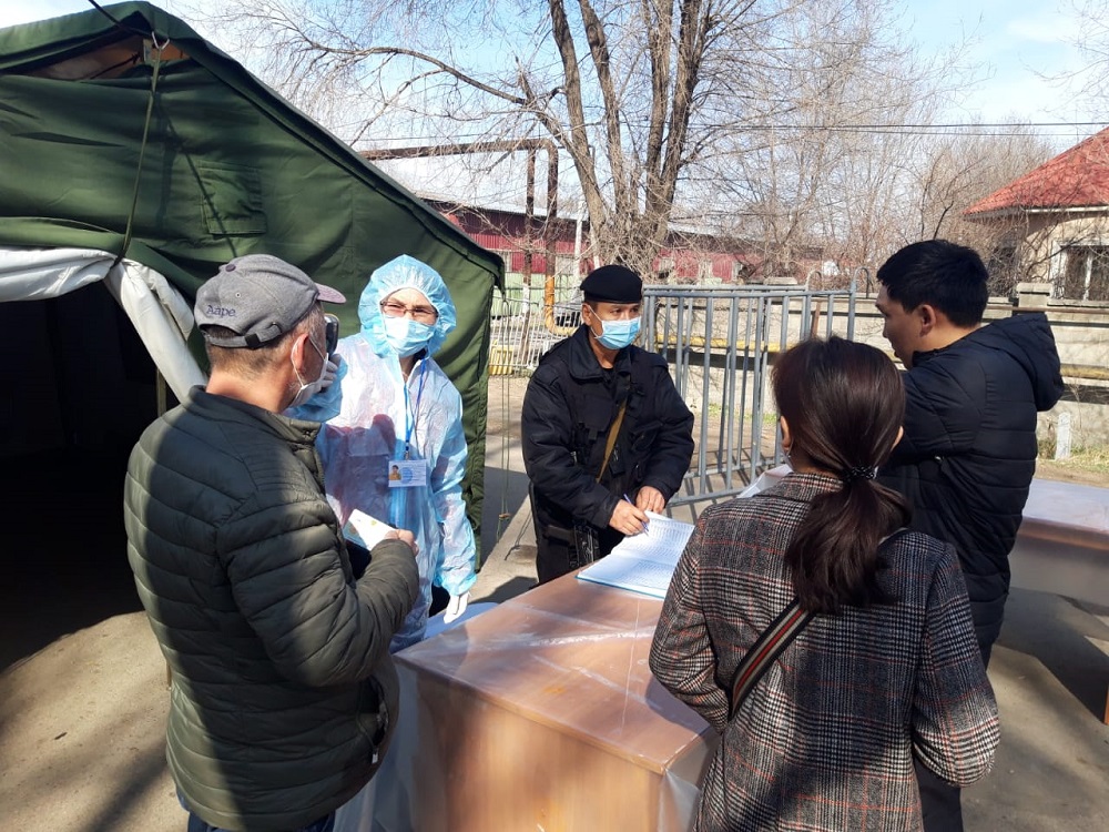 81 санитарный врач осуществляют контроль на блокпостах Алматы