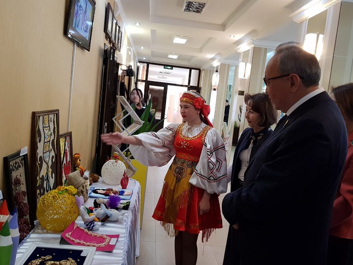 Сенаторы посетили Аккольский детдом в Акмолинской области
