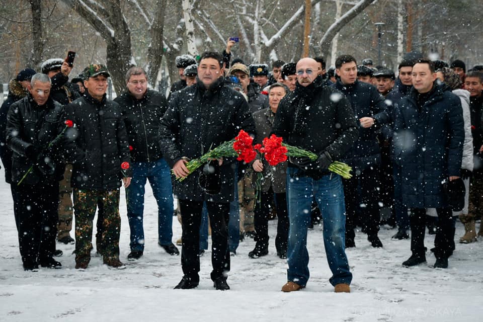 Александр Розенбаум возложил цветы к памятнику погибшим в афганской войне в Павлодаре