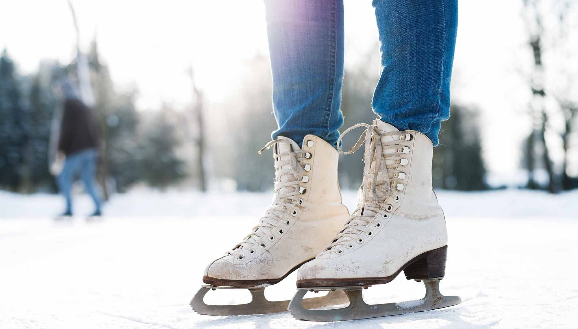 Лед коньки каток. Коньки. Катание на коньках. Коньки на льду. Ноги в коньках.