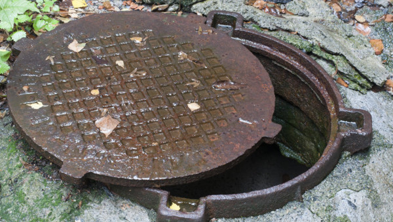 Как предотвратить кражу крышек канализационных люков?