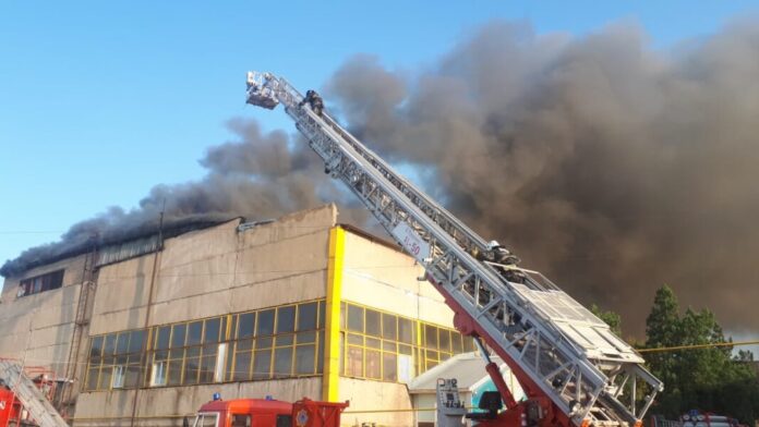 Пожар почти на 2000 кв. м произошел в Шымкенте