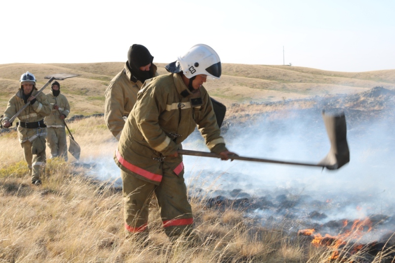 Степь горит в Карагандинской области