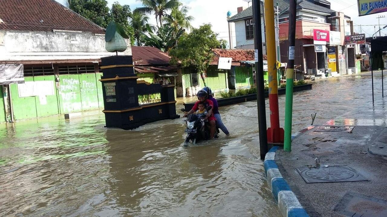 В Индонезии спасатели нашли пропавших из-за наводнения 17 детей