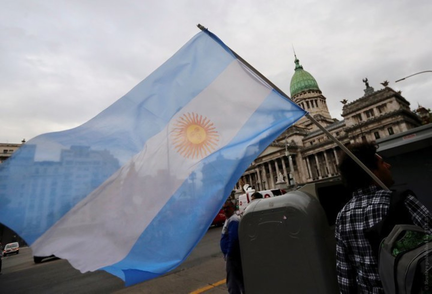 Аргентина просрочила выплату процентов по долгу на сумму $500 млн