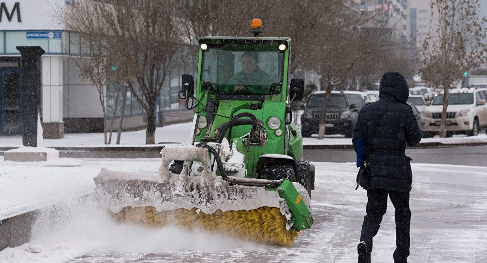 За минувшие сутки убрано более 17 тыс. кубометров снега в Астане