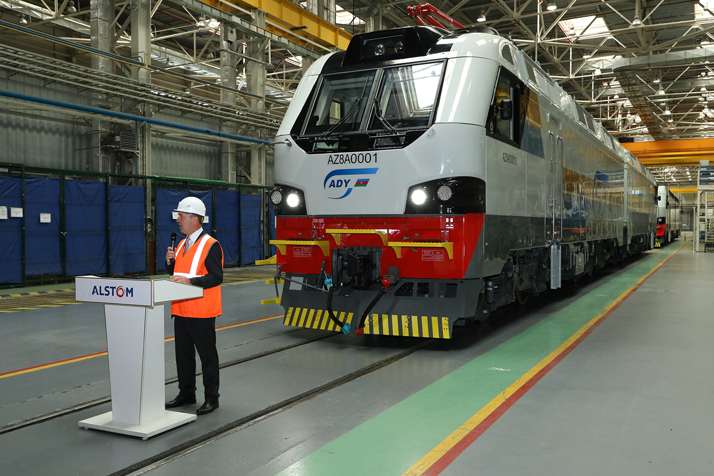 Казахстан отправил в Азербайджан первый грузовой локомотив Prima T8