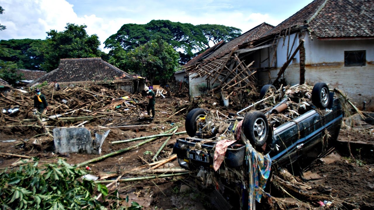 В результате наводнения в Индонезии погиб 21 человек