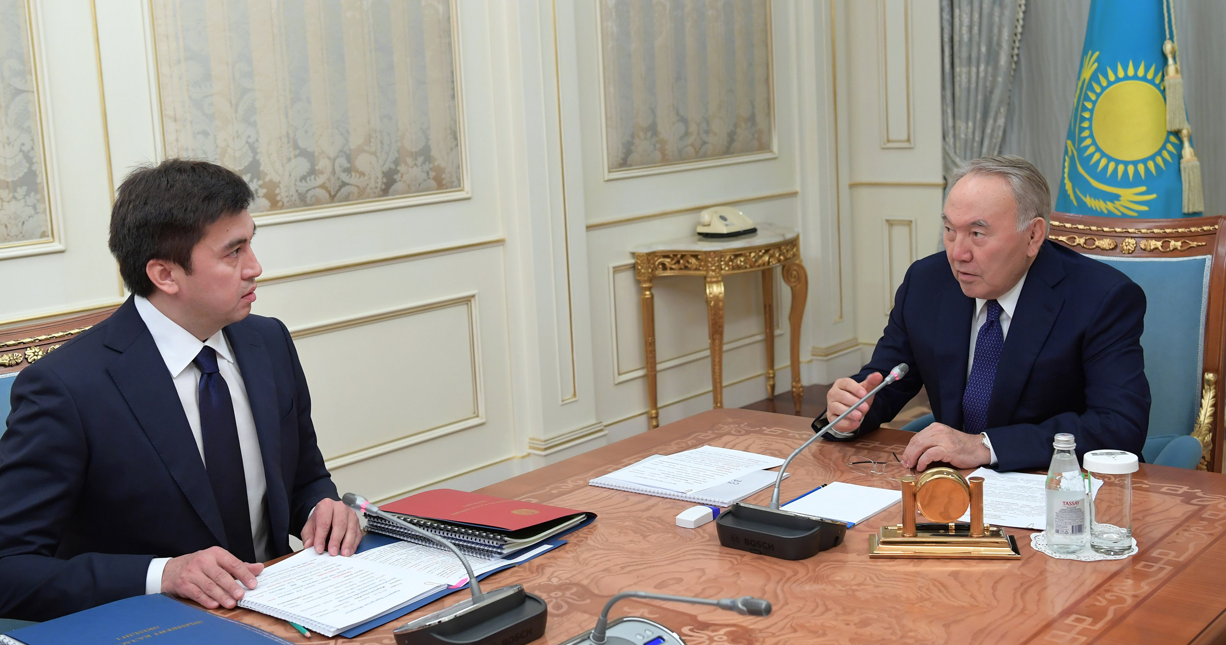 Нурсултан Назарбаев призвал на встрече с акимом Шымкента держать под контролем вопросы соцзащиты населения