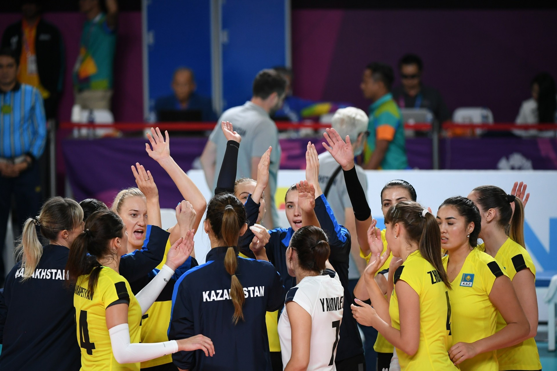 Казахстанские волейболистки вышли в полуфинал квалификационного турнира