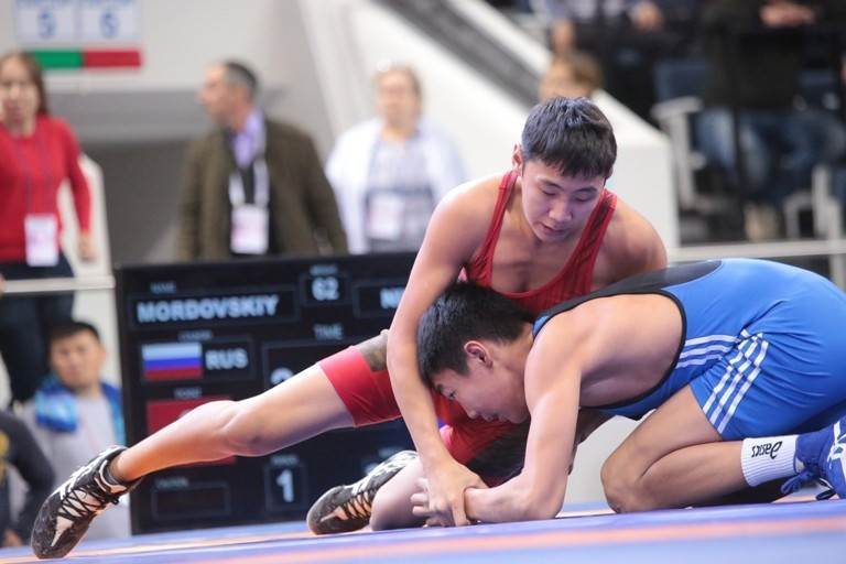 Казахстанцы завоевали два золота на турнире по вольной борьбе в России